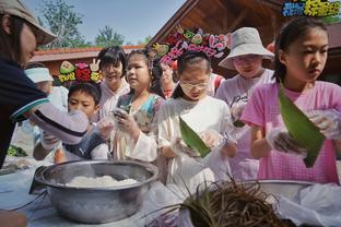 德容已代表巴萨在西甲出场139次，追平克鲁伊夫的数据